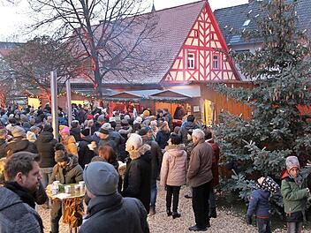 Der Weihnachtsmarkt im Greifenhof war am Wochenende beliebter Treffpunkt in Hausen.