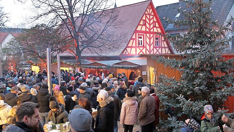 Der Weihnachtsmarkt im Greifenhof war am Wochenende beliebter Treffpunkt in Hausen.