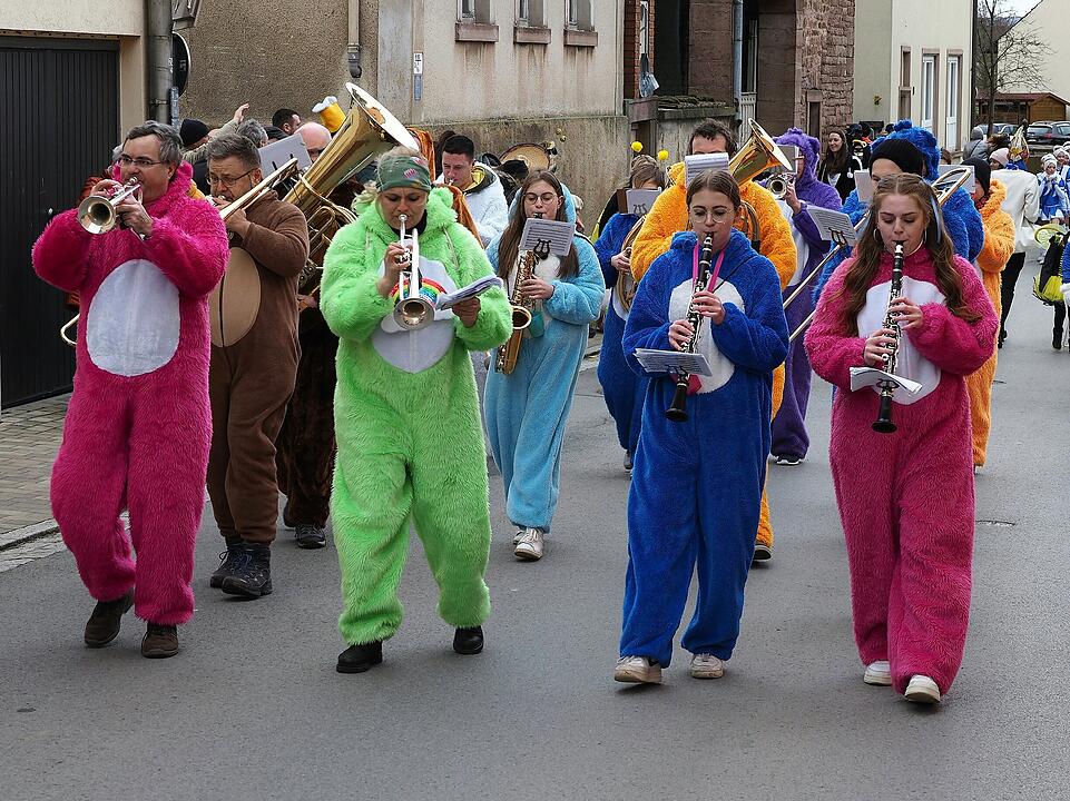 Mit vielen Fuß- und Musikgruppen