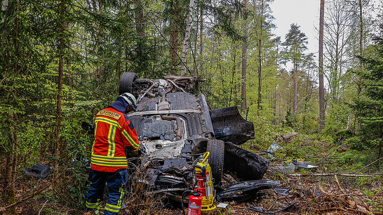 Auto schlägt Schneise in den Wald: Fahrer verstirbt an Unfallstelle