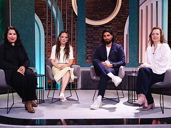 In der "Carolin Kebekus Show" sprachen, von links: Ikram Errahmouni-Rimi, Gastgeberin Carolin Kebekus, Said Etris Hashemi und Julia Duchrow.