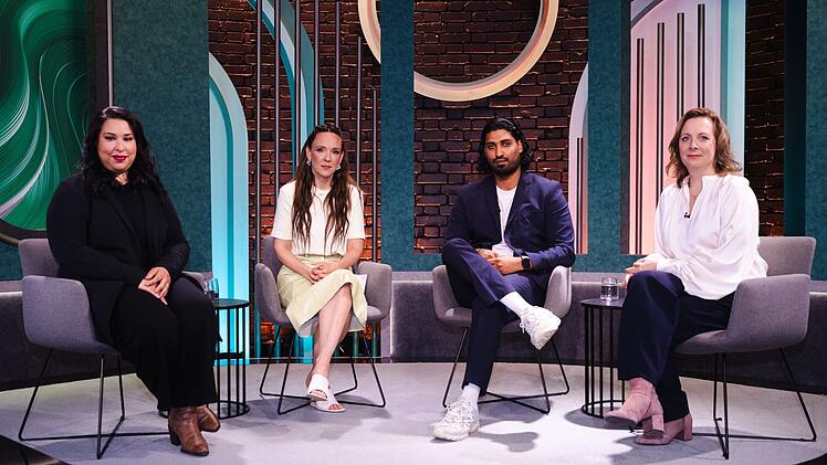 In der "Carolin Kebekus Show" sprachen, von links: Ikram Errahmouni-Rimi, Gastgeberin Carolin Kebekus, Said Etris Hashemi und Julia Duchrow.