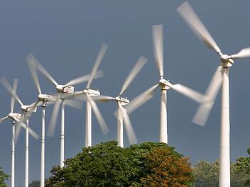 Die Vorrangflächen für Windräder legt der Regionalplan auch im Landkreis Haßberge fest. Etwa 600 Hektar werden dafür ausgewiesen. Haßfurt stimmt, wenn es nach der Empfehlung des Bauausschusses geht,  dem Vorhaben in seinem Bereich zu. Foto: Symbolbild