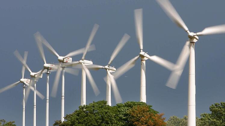Die Vorrangflächen für Windräder legt der Regionalplan auch im Landkreis Haßberge fest. Etwa 600 Hektar werden dafür ausgewiesen. Haßfurt stimmt, wenn es nach der Empfehlung des Bauausschusses geht,  dem Vorhaben in seinem Bereich zu. Foto: Symbolbild
