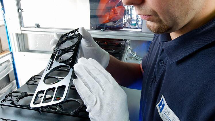 High-Gloss-Optik durch Folienhinterspritzung ist eines der Spezialgebiete, das bei Dr. Schneider zu Hause ist, Der Zulieferer will sich zum Problemlöser und Innovator entwickeln. Foto: Sonja Adam