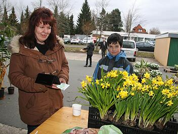 Steffen Schmutzler half seiner Mama Susanne beim Abtransport der Osterglocken.Fotos: Sonja Adam