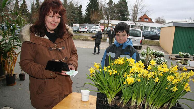 Steffen Schmutzler half seiner Mama Susanne beim Abtransport der Osterglocken.Fotos: Sonja Adam