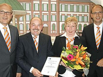 Zwei 40-jährige Jubiläen gab es bei der VR-Bank: Vorstandssprecher Hans Beudert, Jubilar Heribert Jakobsche, Jubilarin Elvira Belz, Vorstandsmitglied Rainer Geis.  Foto: Beatrix Lieb