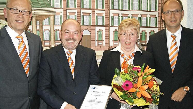 Zwei 40-jährige Jubiläen gab es bei der VR-Bank: Vorstandssprecher Hans Beudert, Jubilar Heribert Jakobsche, Jubilarin Elvira Belz, Vorstandsmitglied Rainer Geis.  Foto: Beatrix Lieb