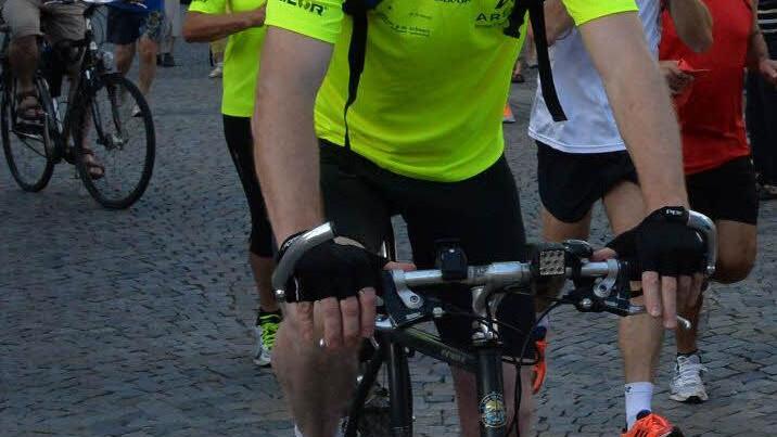 Vier Radfahrer begleiten die Läufer - ein Radler für jedes der vier Teams. Hier startet Franz Heinrich auf dem Haßfurter Marktplatz.