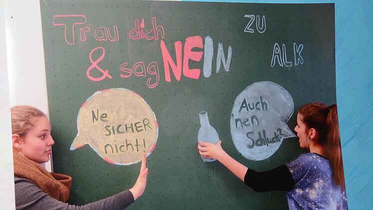 "Bunt statt blau": Kulmbacher Realschüler gestalten Wettbewerbs-Plakate. Foto: Dagmar Besand