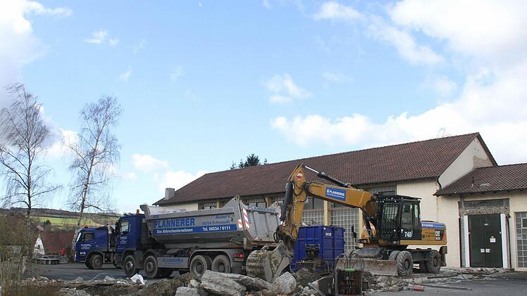 Bis Ende der Woche sollen die großen Teile durch das Abbruchunternehmen Plannerer aus Pullenreuth beseitigt sein.
