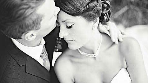 Tamara D&uuml;tsch, Siegerin des Wettbewerbs "Braut 2015", mit ihrem Ehemann.  Foto: Rolf Beyersdorf