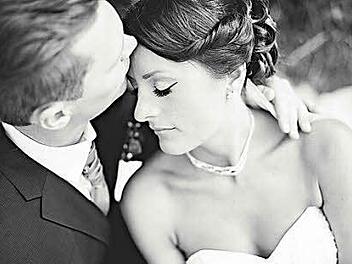 Tamara D&uuml;tsch, Siegerin des Wettbewerbs "Braut 2015", mit ihrem Ehemann.  Foto: Rolf Beyersdorf