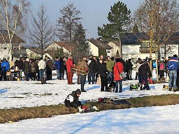 Ganz Adelsdorf und Umgebung war auf den Beinen, um die Sonne, die Geselligkeit und das Eislaufvergnügen am Adelsdorfer Eisweiher zu genießen.  Fotos: Johanna Blum