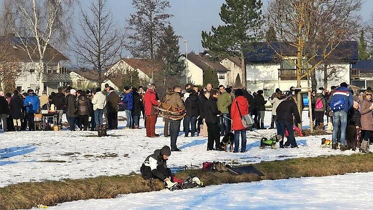 Ganz Adelsdorf und Umgebung war auf den Beinen, um die Sonne, die Geselligkeit und das Eislaufvergnügen am Adelsdorfer Eisweiher zu genießen.  Fotos: Johanna Blum