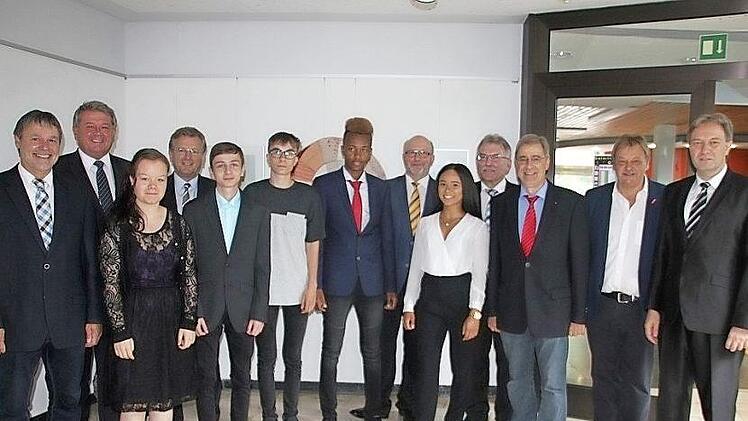 Vertreter aus Wirtschaft und Politik freuten sich mit den hevorragenden Mittelschulabsolventen. Fotos: Veronika Schadeck