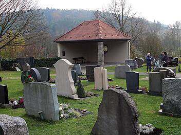 Eine streng geschützte Schleiereule hat sich ausgerechnet die Aussegnungshalle in Althausen als Quartier ausgesucht. Doch sie verschmutzt den Boden, die Wände, die Balken und sogar Grabsteine. Nun soll ein Vogelexperte hinzugezogen werden. Dieter Britz
