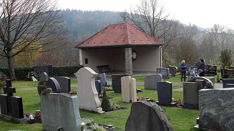 Eine streng geschützte Schleiereule hat sich ausgerechnet die Aussegnungshalle in Althausen als Quartier ausgesucht. Doch sie verschmutzt den Boden, die Wände, die Balken und sogar Grabsteine. Nun soll ein Vogelexperte hinzugezogen werden. Dieter Britz