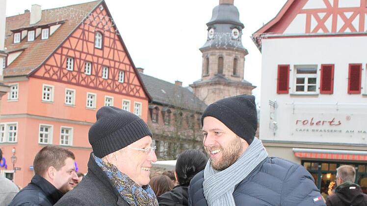 Auch Oberbürgermeister Henry Schramm mischte sich unters Partyvolk - und wünschte vielen Bekannten "Frohe Weihnachten und ein paar ruhige, erholsame Feiertage".Sonny Adam