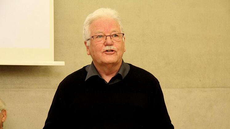 Mitbegründer Ulrich Hellmold bei seinem Rückblick Richard Sänger