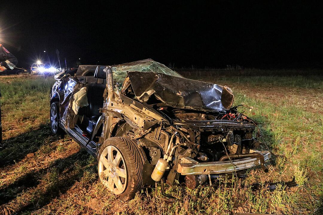 Kreis Erlangen: Cabrio überschlägt sich auf Acker mehrfach - Fahrer schwer verletzt