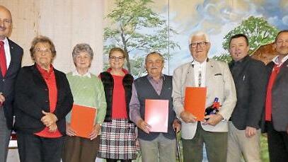 Bei der Ehrung, von links: Bezirksvorsitzender Bernd Rützel, stellvertretende Ortsvereinsvorsitzende Roswitha Krauser, Emma Krämer (30 Jahre Parteizugehörigkeit), Bundestagsabgeordnete Sabine Dittmar, Theo Kempf (55 Jahre), August Werner (55 Jahre), Kreisvorsitzender Wolfgang Brühl und Ortsvorsitzender Reiner Greich (zehn Jahre)  Foto: cl
