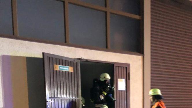 Einen  "Brand" in der Produktionshalle der Firma Heckelmann in Waldfenster  galt es zu bek&auml;mpfen. Foto: Thomas Straub