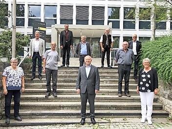 Die Jubilare vor dem Landratsamt (von links): 1. Reihe Elke Gerndt, Landrat Thomas Bold, Katharina Heckelmann, 2. Reihe Hubert Seifert, Rudi Diller, 3. Reihe Winfried Volk, Winfried Wahler, Claus Schubert (KOB), 4. Reihe Hartmut Kirchner, Klaus Voll.  Foto: Lena Pfister
