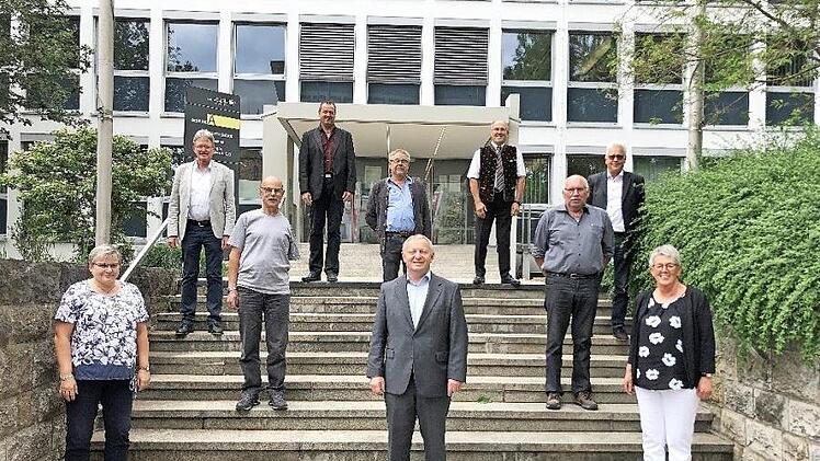 Die Jubilare vor dem Landratsamt (von links): 1. Reihe Elke Gerndt, Landrat Thomas Bold, Katharina Heckelmann, 2. Reihe Hubert Seifert, Rudi Diller, 3. Reihe Winfried Volk, Winfried Wahler, Claus Schubert (KOB), 4. Reihe Hartmut Kirchner, Klaus Voll.  Foto: Lena Pfister