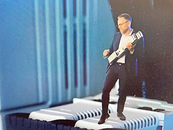 Show auf dem Schaltkasten: Philipp Steinberger präsentierte die Firma Wöhner auf der Hannover Messe in einem originellen Livestream.