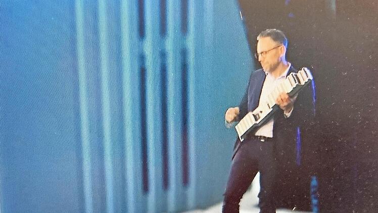 Show auf dem Schaltkasten: Philipp Steinberger präsentierte die Firma Wöhner auf der Hannover Messe in einem originellen Livestream.