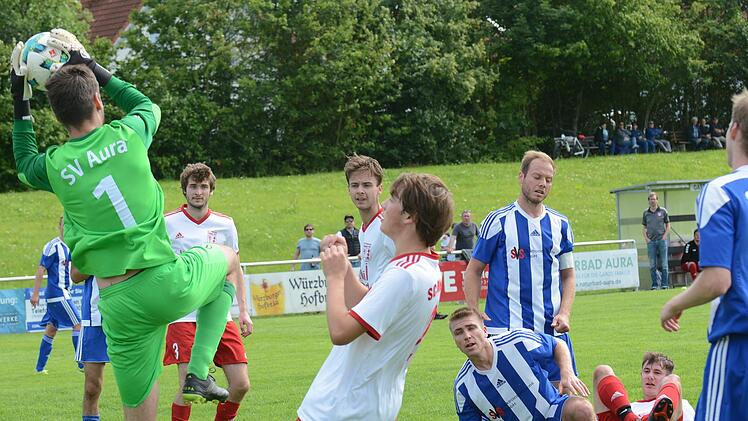 Keinesfalls im Ausruh-Modus war Auras Torwart Nico Kaiser (links). Aber unter dem Strich war es ob der Eindeutigkeit des Ergebnisses ein geruhsamer Nachmittag für den SV-Keeper im Spiel gegen den SC Diebach. Foto: ssp