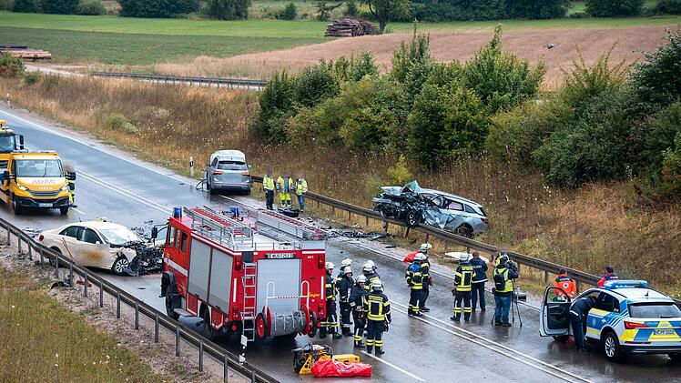 Weißenburg: Taxi schleudert auf der B2 in den Gegenverkehr - Frau (49) stirbt noch am Unfallort