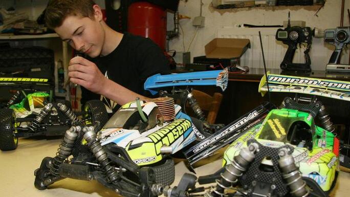 Eigentlich ist Schrauben die Angelegenheit von Papa Georg Winterstein, doch kleinere Dinge erledigt der 14-j&auml;hrige Sebastian Winterstein an seinen Mini-Cross-Rennern selbst. Fotos: Sonja Adam