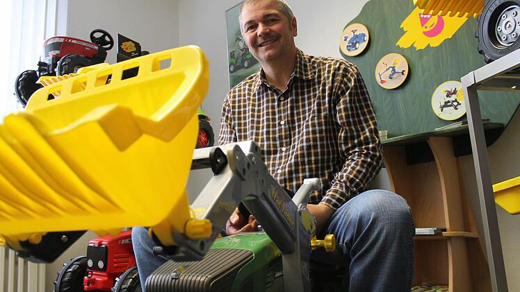 Rolly Toys Exportleiter Rainer Knauer kann sich immer noch für Trettraktoren begeistern. Foto: Martin Kreklau