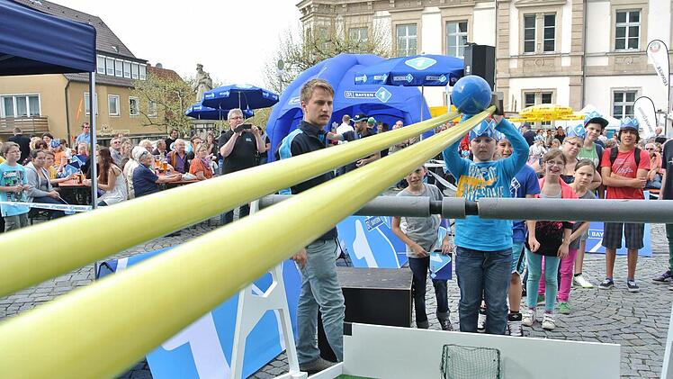 Kleiner Mann ganz groß mit Geschick und Gefühl beim Stangenfußball.