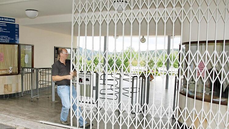 Saisonende: Schwimmmeister Roland Bühner hat das Terrassenfreibad geschlossen.  Fotos: Edgar Bartl