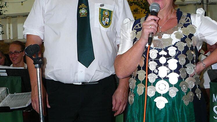 Hauptkönigin Beate Sigmund (rechts) bei ihrer Antrittsrede mit ihrem Mann Kommissar Stefan Sigmund.