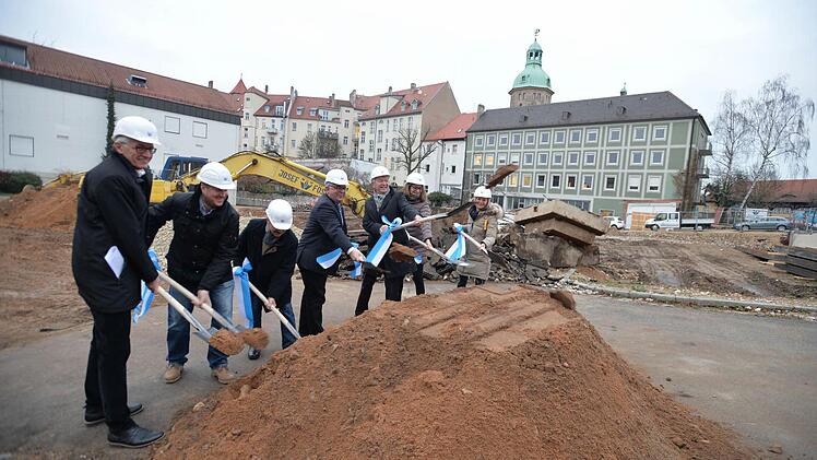 Zu Spaten griffen (v. l.) Gewobau-Geschäftsführer Georg Neuberger, Architekt Simon Keidel, Vorstandsmitglied Günter Schmeißer, Bgm. Wolfgang Metzner, Landrat Johann Kalb, Architektin Christina Keidel und Jeanette Fösel vom gleichnamigen Bauunternehmen. Foto: Ronald Rinklef
