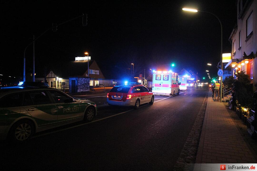 Auto erfasst zwei Fußgänger in Igensdorf