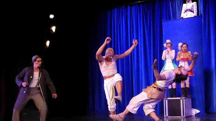 Action pur auf der Bühne beim Gastspiel der Shakespeare Company Berlin im Rahmen des 32. Theaterrings der Stadt Bad Kissingen. Foto: Gerhild Ahnert