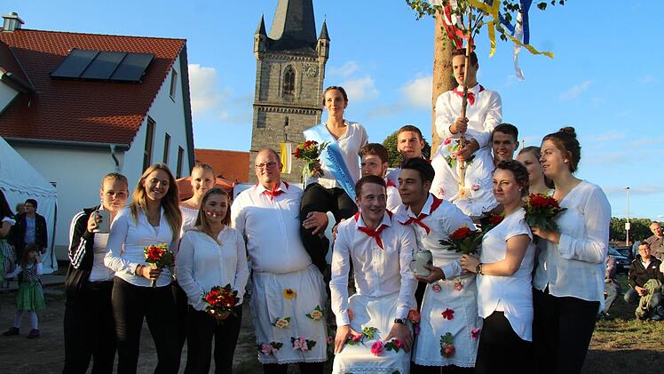 Verena Essl und Nicolai Nagel wurden am Ende auf die Schultern genommen.  Foto: Richard Sänger