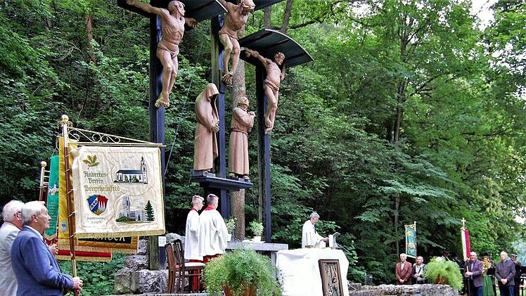 Augustiner-Pater Rudolf Götz zelebrierte die Hubertusmesse zum Johannistag. Foto: Sigismund von Dobschütz
