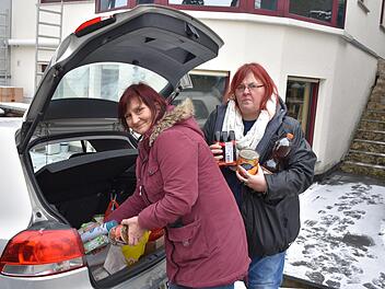 Elke Then (links) und Marion Stengl packen Spenden für die Nürnberger Obdachlosenhilfe ein.Petra Malbrich
