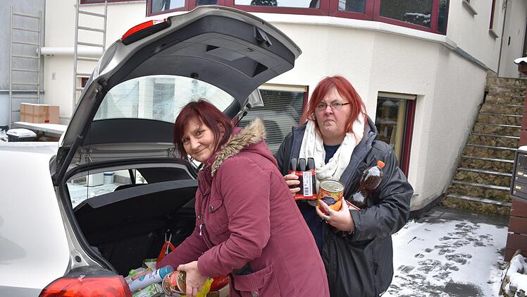 Elke Then (links) und Marion Stengl packen Spenden für die Nürnberger Obdachlosenhilfe ein.Petra Malbrich