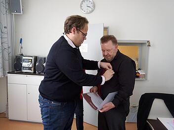 Manfred Braun (rechts) wird vom Kreisvorsitzenden Christian Pech zum Ehrenvorsitzenden ernannt.