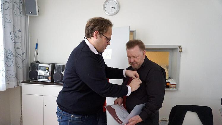 Manfred Braun (rechts) wird vom Kreisvorsitzenden Christian Pech zum Ehrenvorsitzenden ernannt.