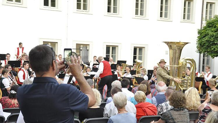 Das Symphonische Blasorchester Volkach ist ein Synonym für erlesene konzertante und symphonische Blasmusik, die jeden Blasmusikfreund begeistert.Peter Klopf