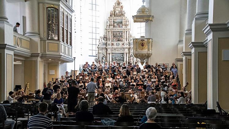 Richard Cooke probt mit dem Philharmonischen Orchester, dem Chor des Landestheaters und der Royal Choral Society die "Sea Symphony" von Ralph Vaughan Williams in der Coburger Morizkirche.Foto: Jochen Berger
